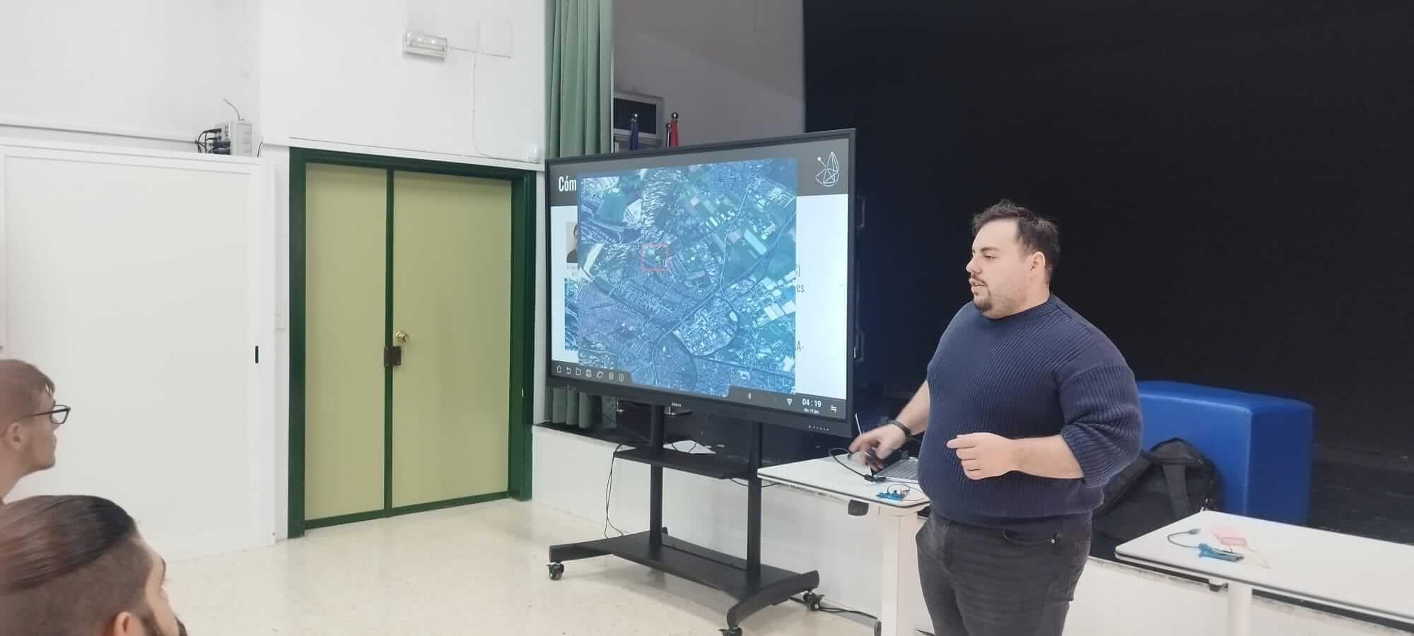 Més enllà de la Terra: així vivim la xarrada sobre computació espacial en l’IES Severo Ochoa