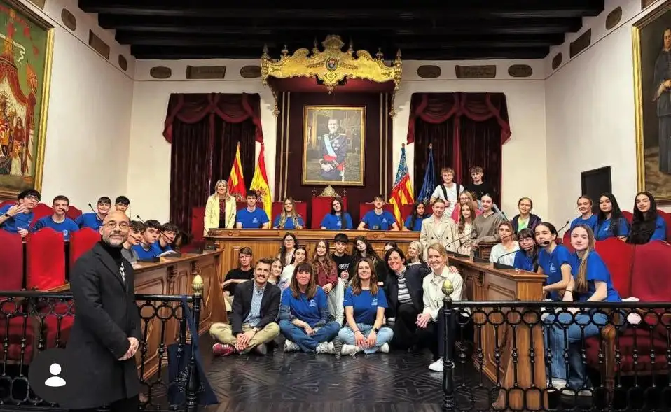 L’alcalde entrega els carnets d’Ambaixador Júnior a l’alumnat del centre