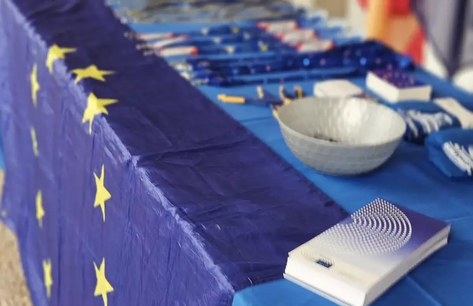 Mesa informativa compromís europeu en el porxo del centre