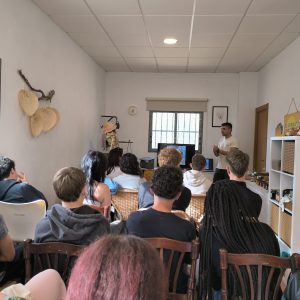 Xerrada sobre organització i cicle de vida de les abelles.