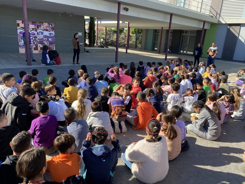 El passat divendres l'alumnat de 5é B juntament amb la resta de l'escola vam participar en l'activitat del 25-N