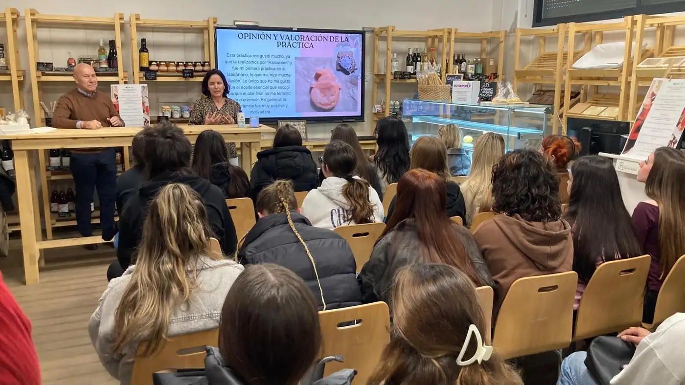Visita del Centro de Artesanía de la Comunitat Valenciana - imagen 1