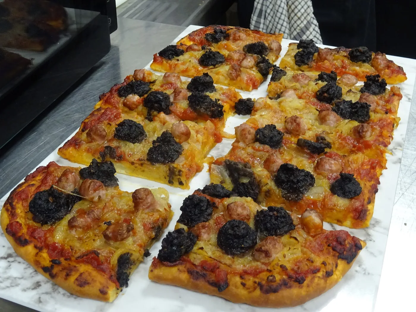 Coca de patata con embutido