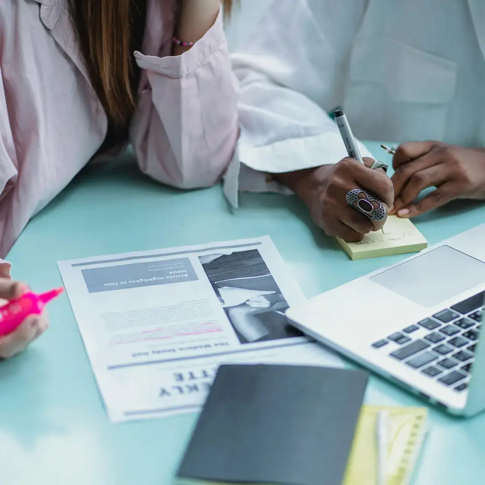 Profesora ayudando alumno con el CV