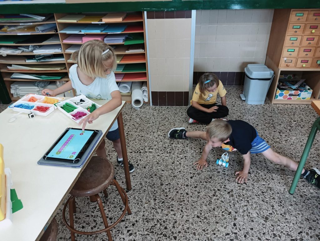 Xiquets de 1r gaudint dels seu treball Xiquets de 1r gaudint dels seu treball