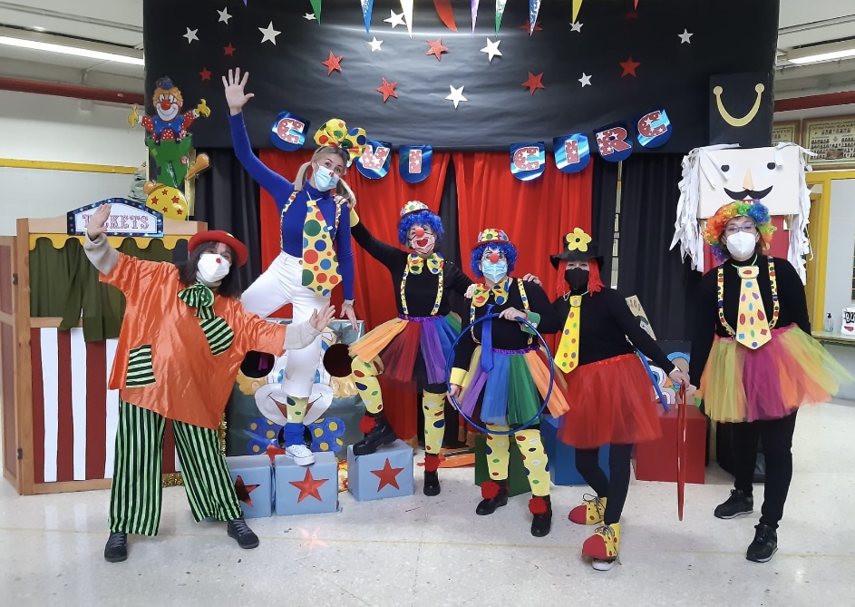 EL passat 24 de febrer el pati de l'escola s'ompli de màgia, de color i música.
El nostre alumnat representant personatges del món del circ desfilà amb alegria per la passarel·la del nostre circ: PALLASSETS I PALLASSETES, ARLEQUINS I ARLEQUINES, MIMS, MAGS I MAGUES, ENDEVINADORS I ENDEVINADORES, MAJORETTES i una fantàstica BANDA DE MÚSICA, demostrant tot allò que han aprés del món del circ.
