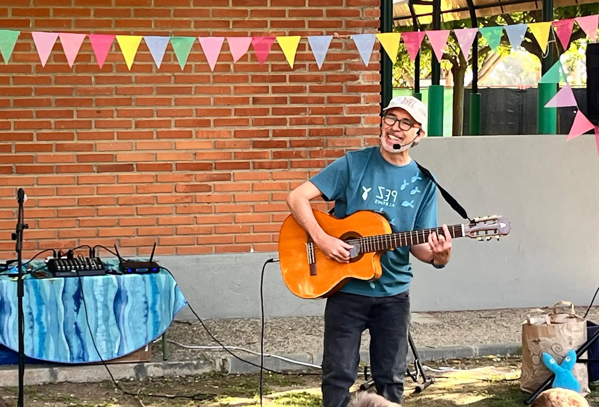Animador con guitarra