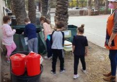Los niños en las composteras