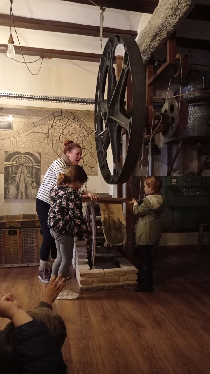 5895275632822782935_121