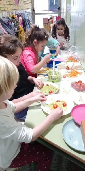 5915824779296443184_121