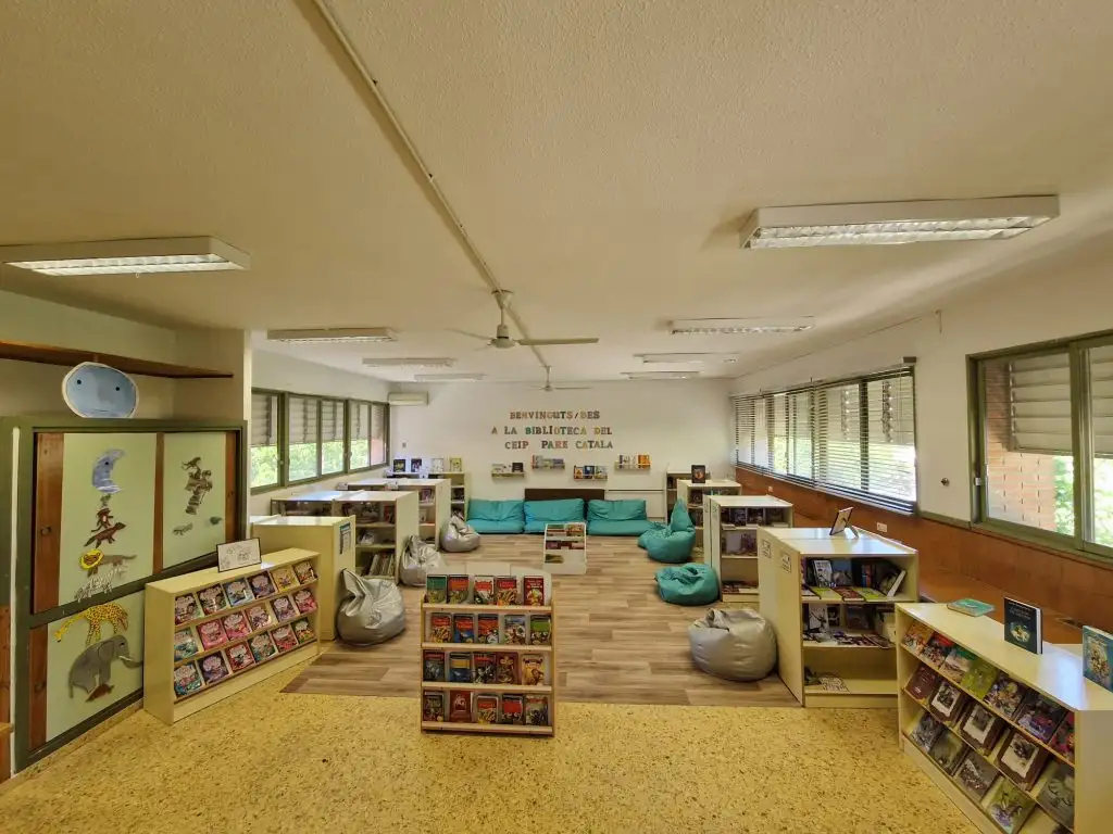 IMATGE REAL DE LA NOSTRA BIBLIOTECA Imatge de tota la biblioteca del centre.