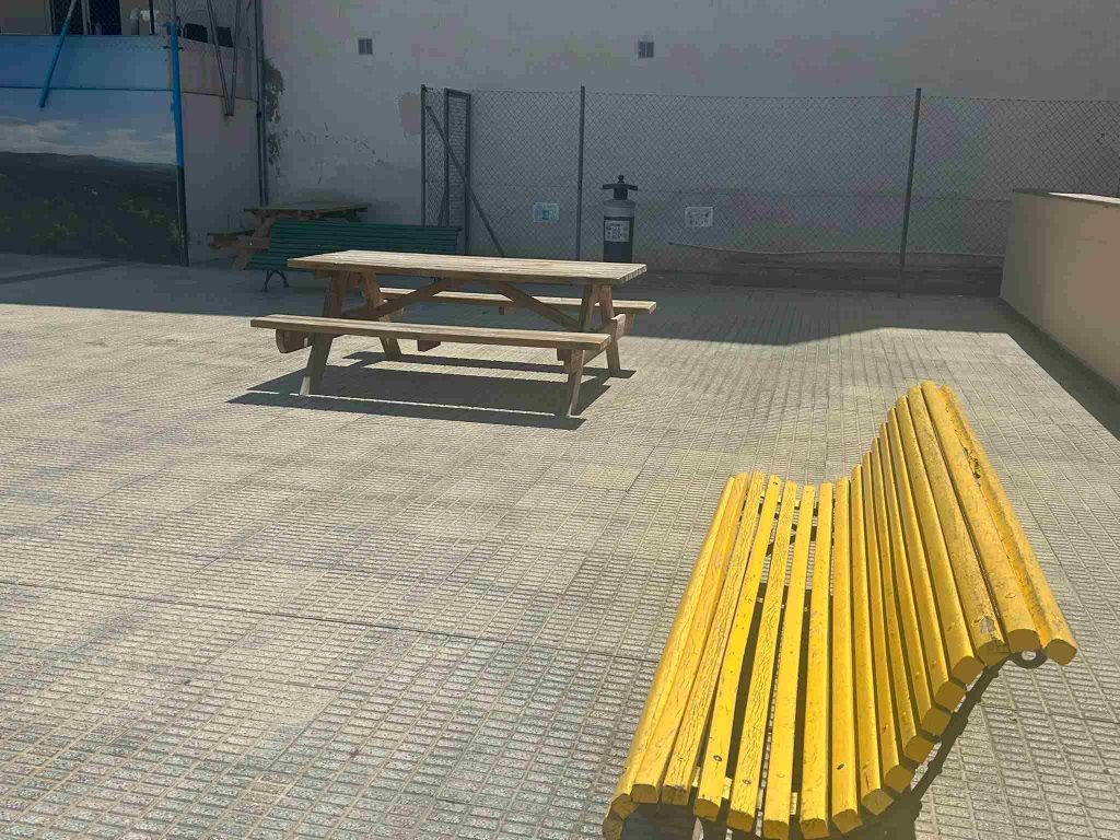 mesas de madera en el patio