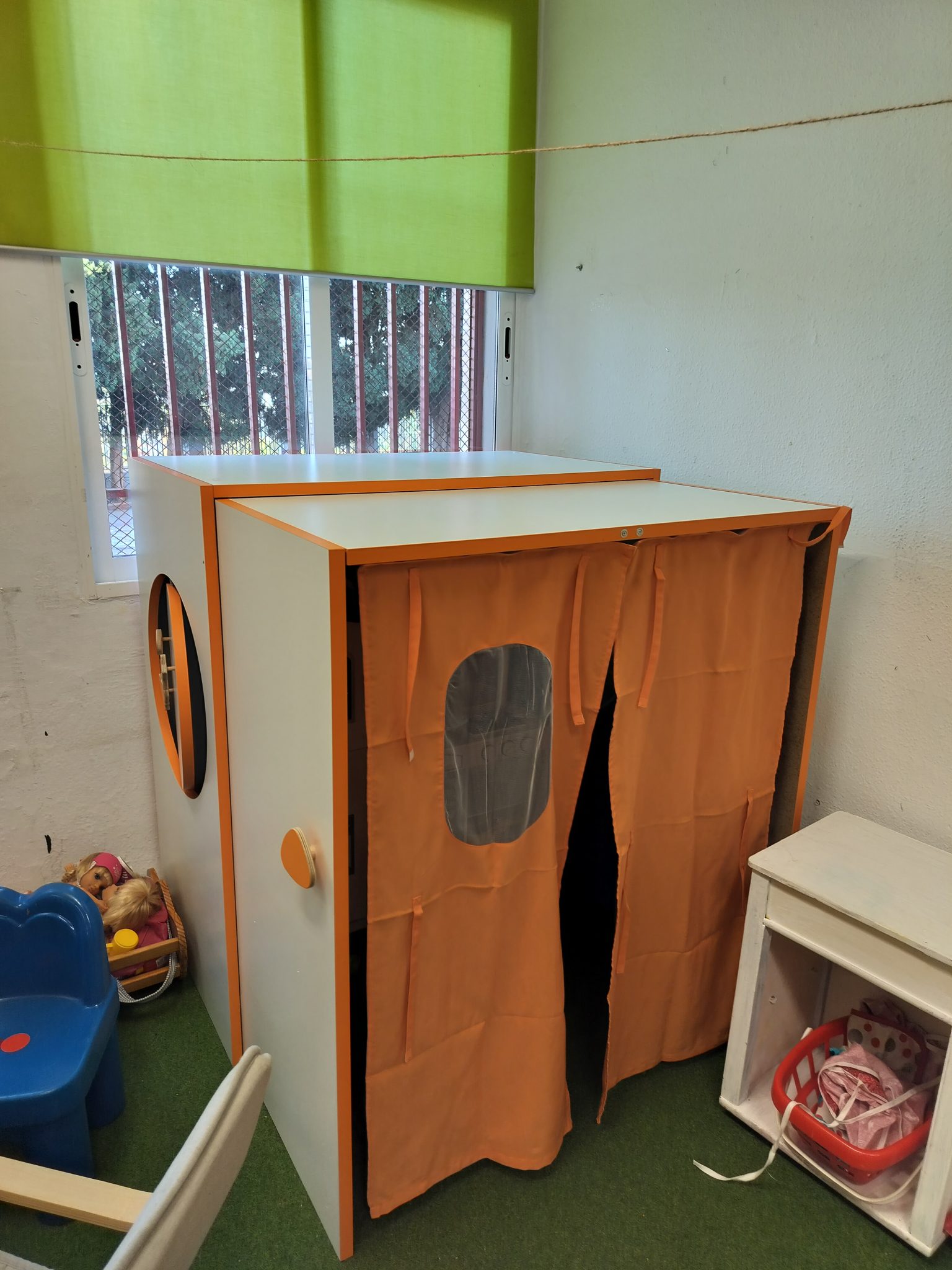 Construimos un espacio con cocinita para los más peques