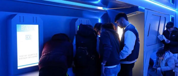 Un 'escape room' financiero para retar al alumnado alicantino de FP: la iniciativa itinerante Finexit trasladó a los estudiantes de FP de Administración y Finanzas a una nave en Marte, donde han tenido que colaborar para salir airosos del reto.