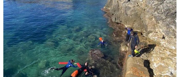 Aprender a salvar vidas en Tabarca: La isla habitada más pequeña de la Comunitat sirve de escenario para que alumnos del IES Leonardo Da Vinci de Alicante realicen pruebas de rescate acuático e intervención en situaciones de emergencia.