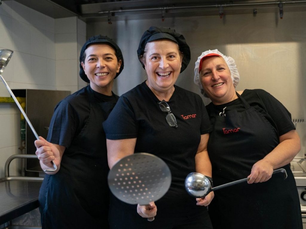 Mª José, Esmeralda y Paqui. Equipo de cocina.