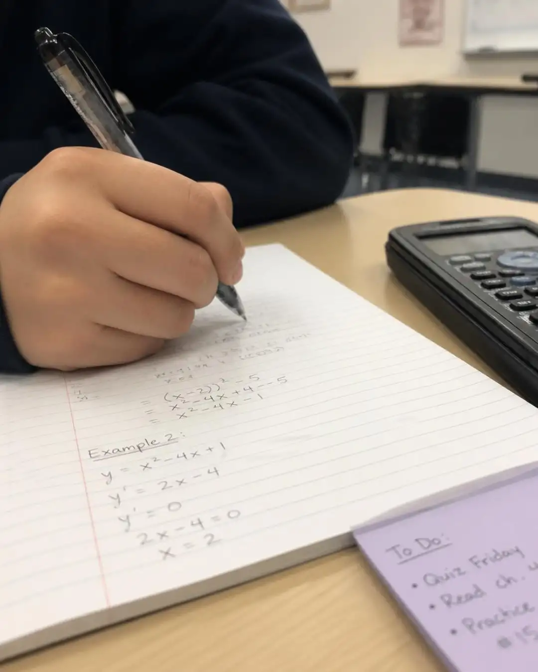 Estudiante técnico con calculadora