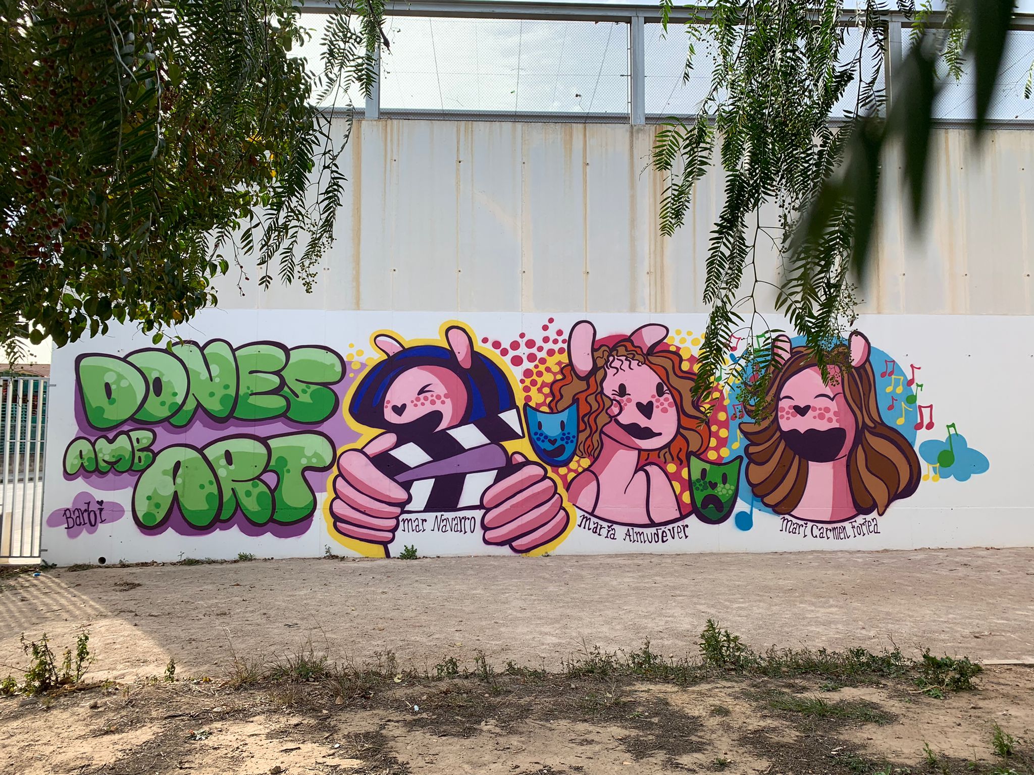 mural dones amb art