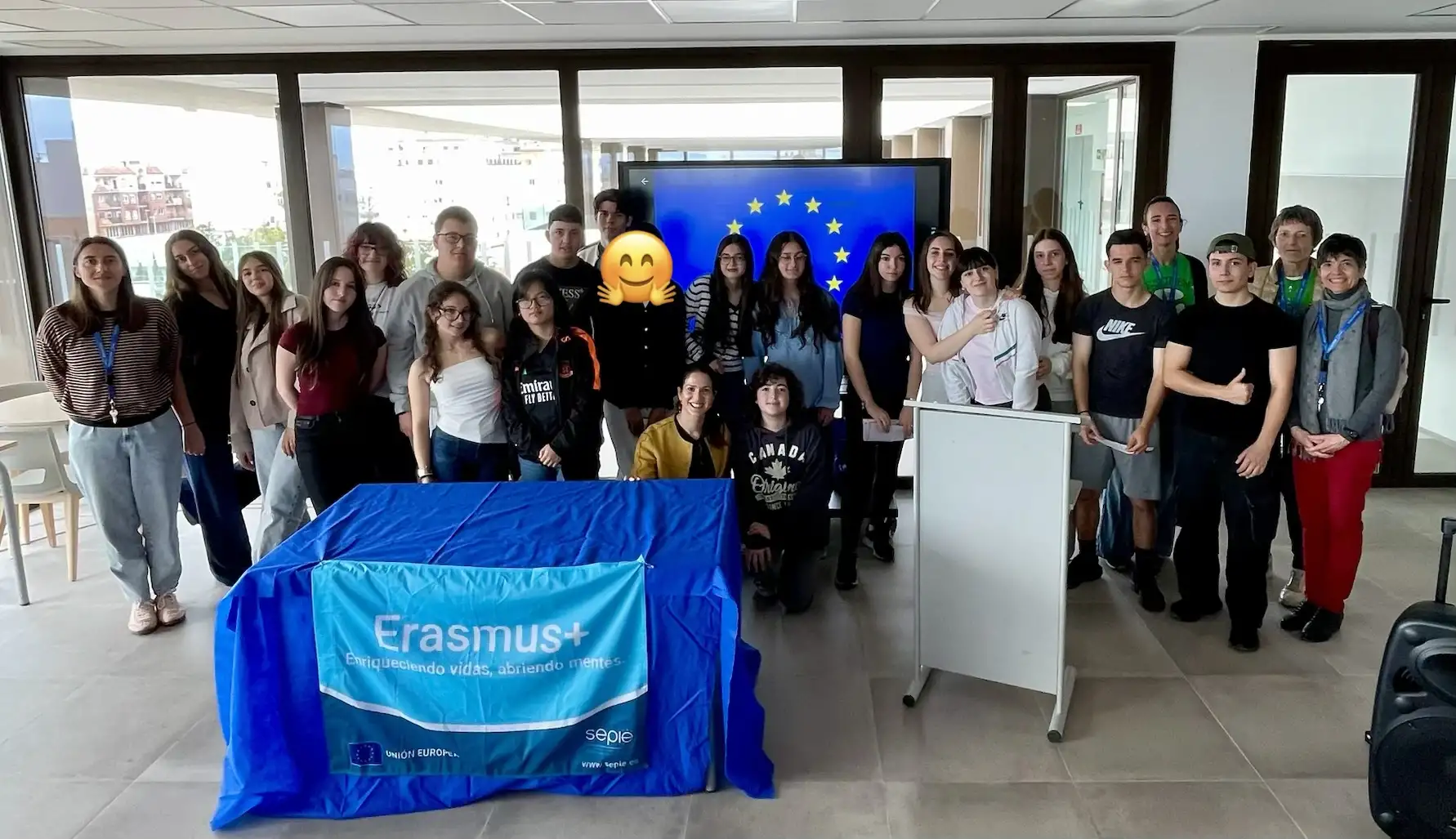Grup d'alumnes i professors amb banderes de l'Unió Europea