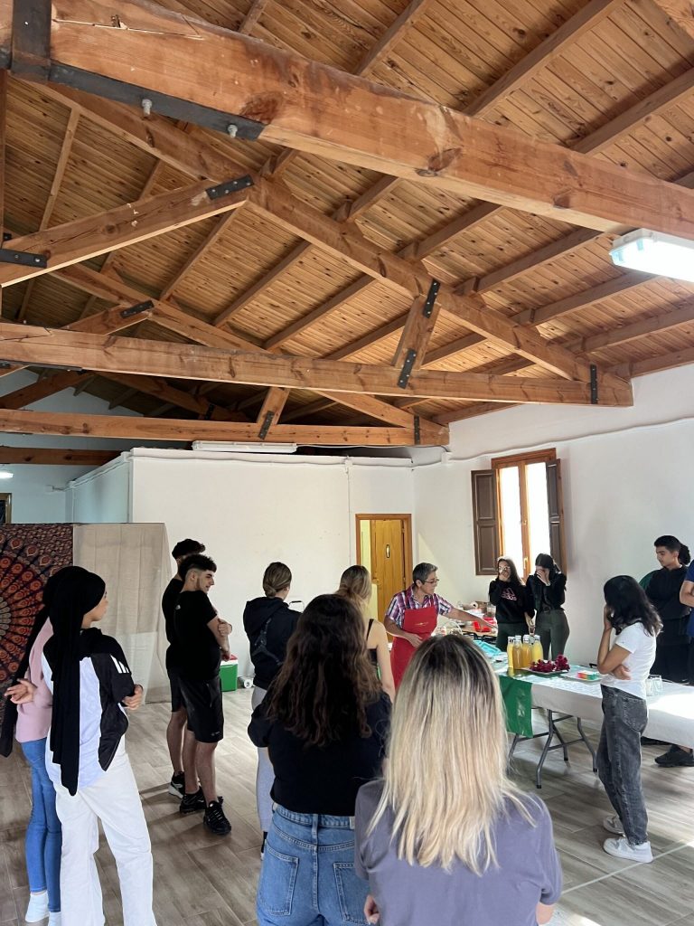 Demostración al alumnado de los productos del taller de germinado y comida ecológica