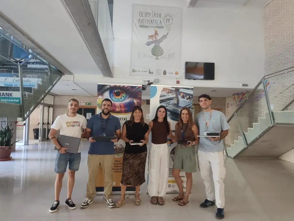 donació de material informàtic del Grup La Plana a l'IES Betxí