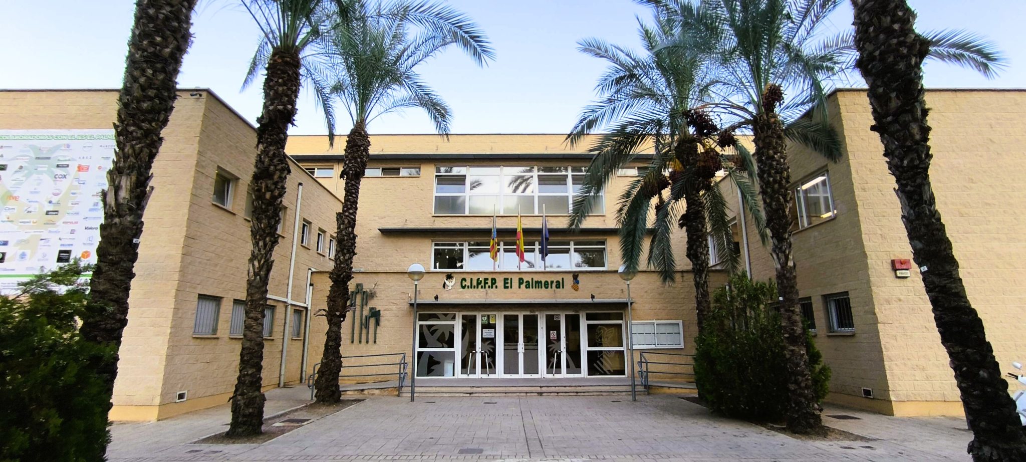20250917fachadaCIPFPelPalmeralFiltroCalido.jpg