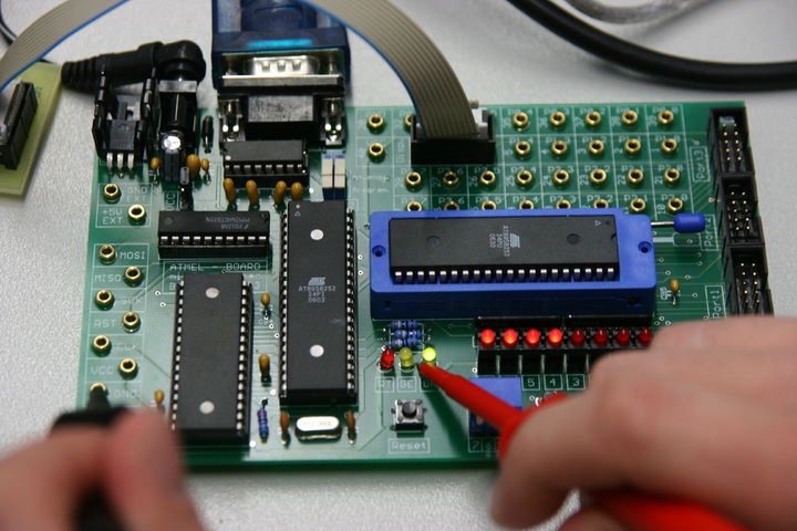 ELCTR-computer-board-technology-cable-training-student-1096138-pxhere.com