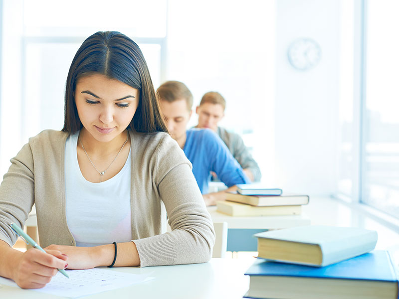 Estudiantes haciendo examen