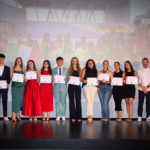 Entrega diplomas a participantes en Erasmus+