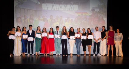 Entrega diplomas a participantes en Erasmus+