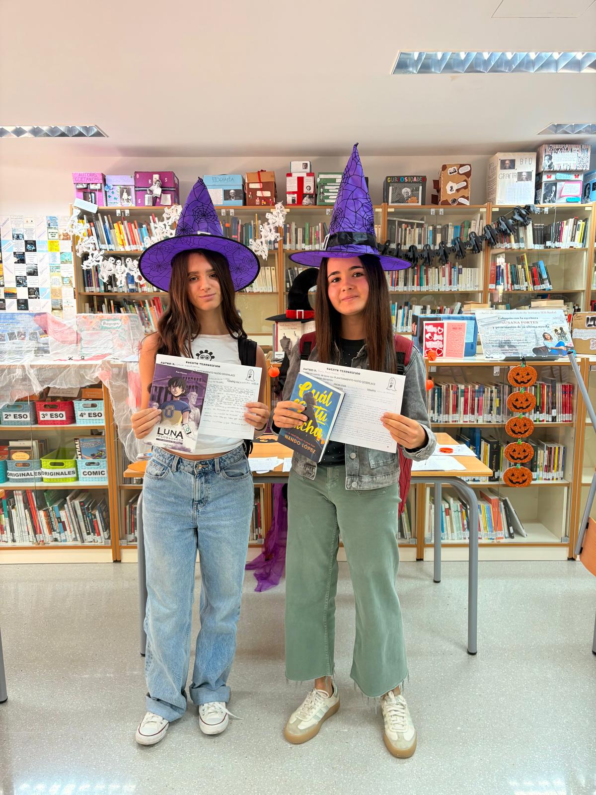 Ganadoras del concurso de relato terrorífico, Aitana García Ponce y Paola Ruiz Amorós, 4ºA.