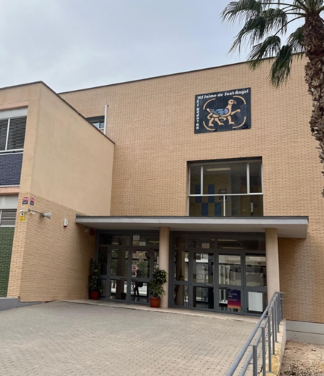 NUESTRO INSTITUTO RECIBE LA MENCIÓN DE HONOR «MIGUEL HERNÁNDEZ 2025»