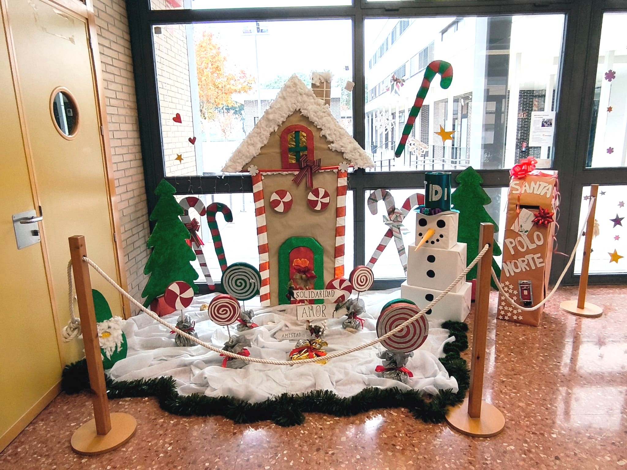 EL IES JAIME DE SANT-ÁNGEL SE VISTE DE NAVIDAD