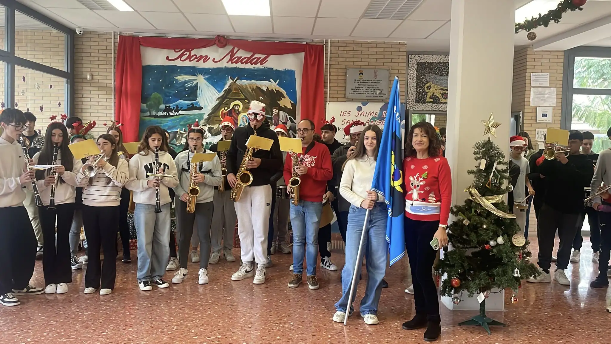LA BANDA DEL IES AMENIZA CON VILLANCICOS LA LLEGADA DE LA NAVIDAD
