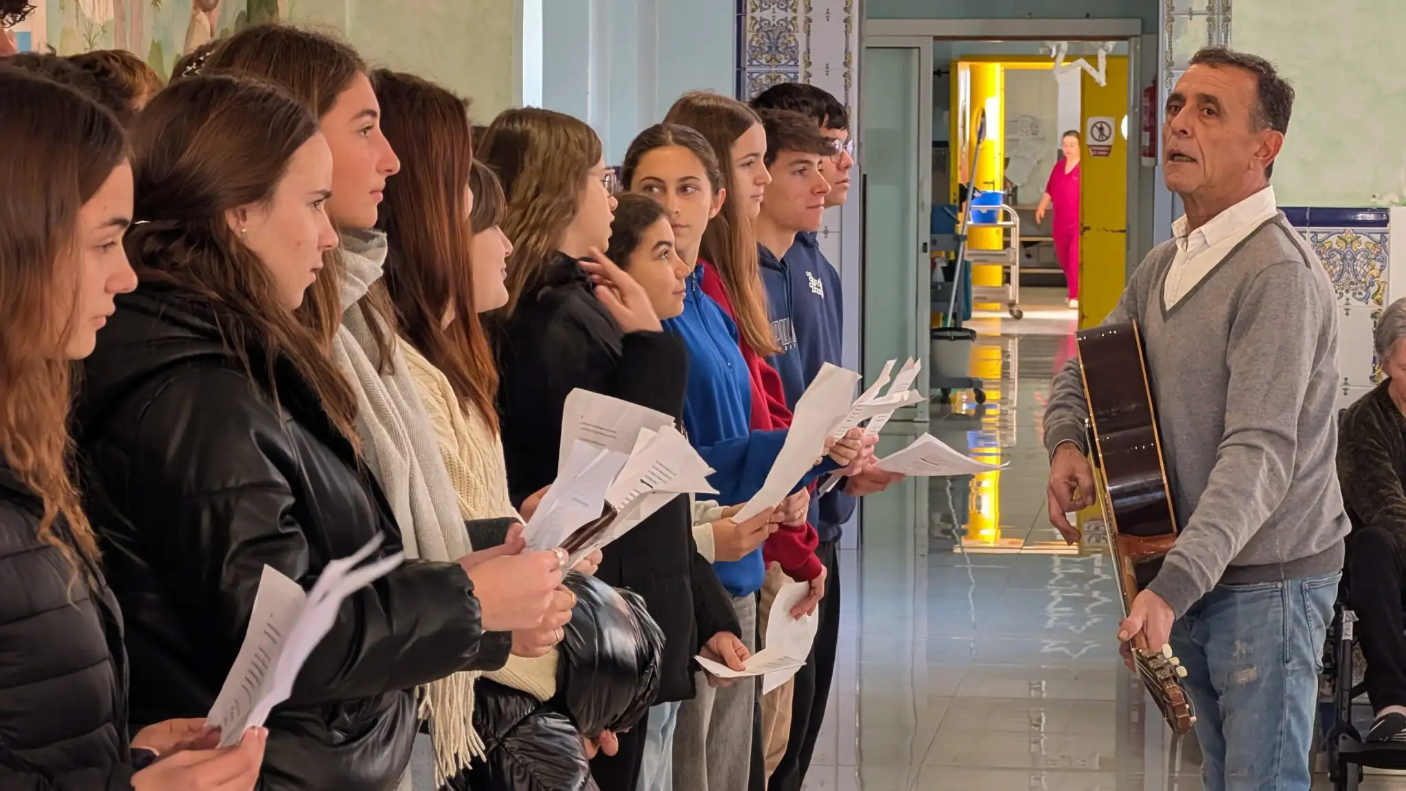 TRADICIONAL VISITA DEL CORO DEL IES A LA RESIDENCIA DE MAYORES