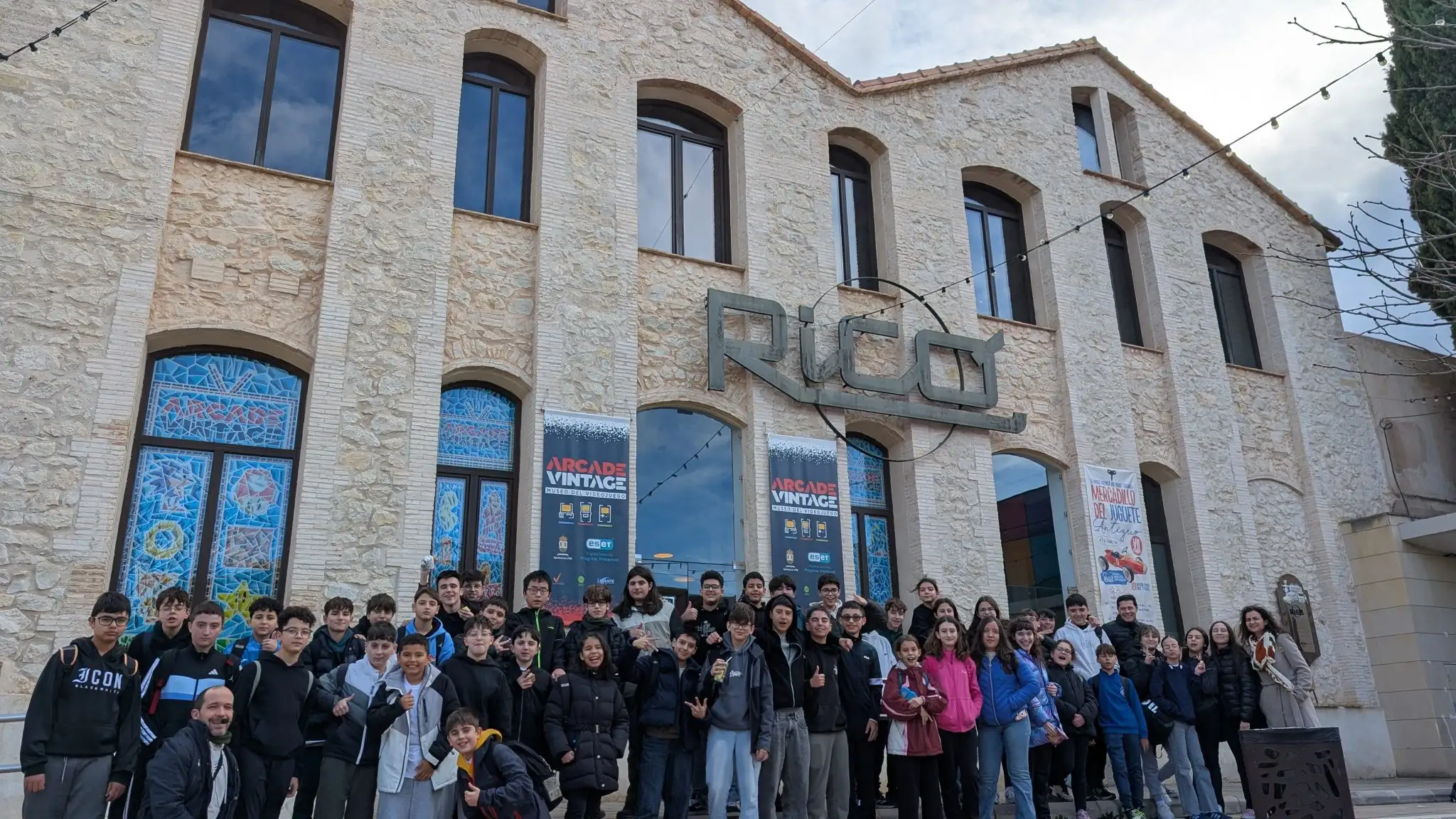 EL ALUMNADO DE INFORMÁTICA Y ROBÓTICA VISITA EL MUSEO DEL VIDEOJUEGO ARCADE VINTAGE DE IBI